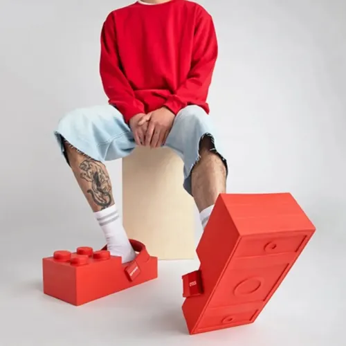 Heteken belül kapható lesz a 200 eurós Lego papucs