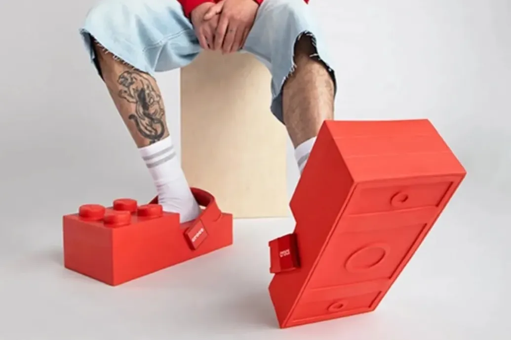 Heteken belül kapható lesz a 200 eurós Lego papucs