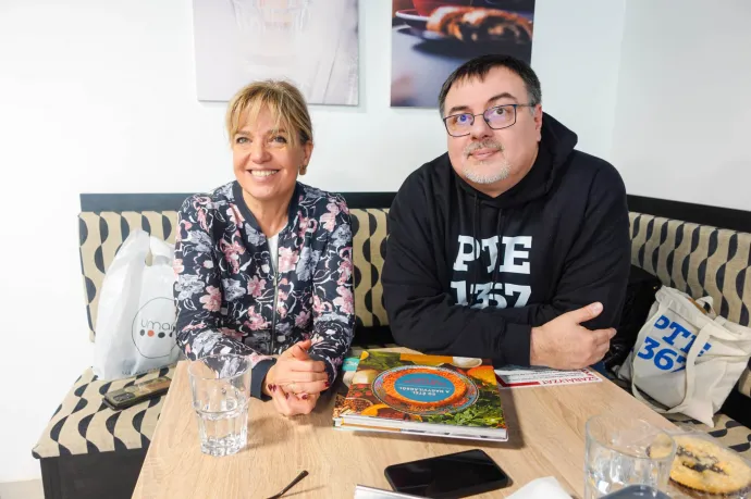 Berta Anikó, a nemzetközi hallgatói receptkönyv ötletgazdája és Győrffy Zoltán, a Pécsi Tudományegyetem kapcsolati igazgatója – Fotó: Ács Bori / Telex