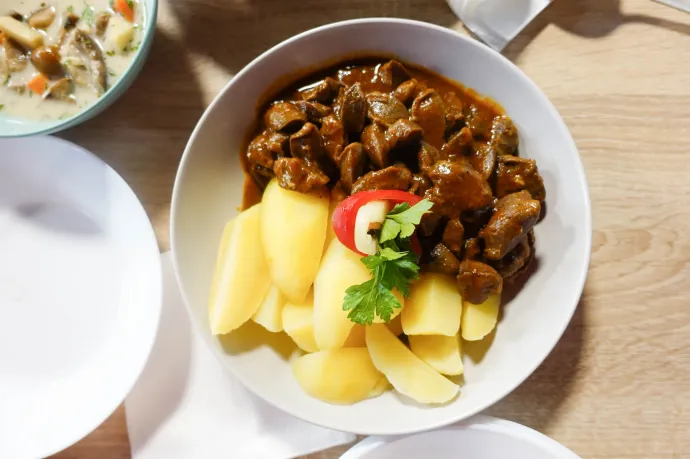 Bár az Umami menza a nemzetközi fogásairól híres, legendás a kacsazúza is – Fotó: Ács Bori / Telex