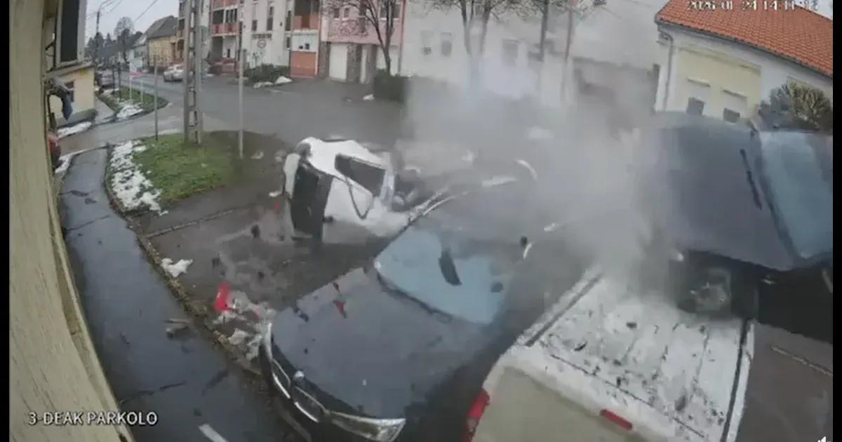Őrült sebességgel rohant a parkoló autókba egy kocsi, aztán átrepült felettük