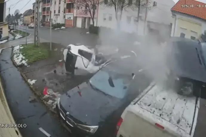 Őrült sebességgel rohant a parkoló autókba egy kocsi Gyöngyösön, aztán átrepült felettük