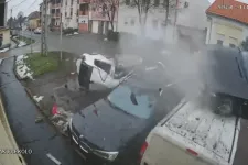 Őrült sebességgel rohant a parkoló autókba egy kocsi Gyöngyösön, aztán átrepült felettük