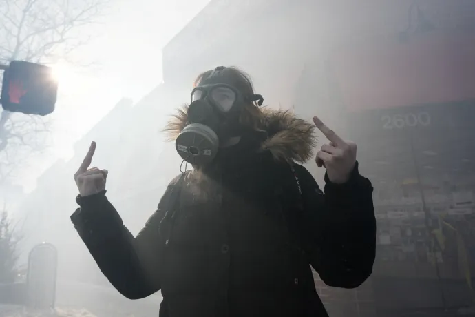 Tüntető a helyszínen, ahol az amerikai határőrség ügynökei megöltek egy férfit 2026 január 24-én. Fotó: Tim Evans – Reuters