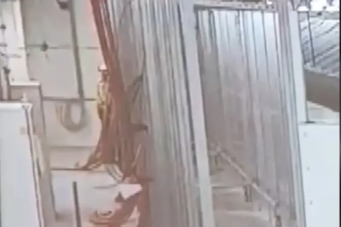 6900 volt rázta meg a gödi Samsung-gyár villanyszerelőjét, a vádlott dél-koreai művezető felszívódott