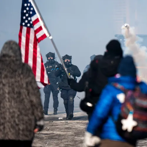 Egy kórházi ápolót öltek meg a szövetségi ügynökök Minneapolisban, mozgósítják a nemzeti gárdát Kép
