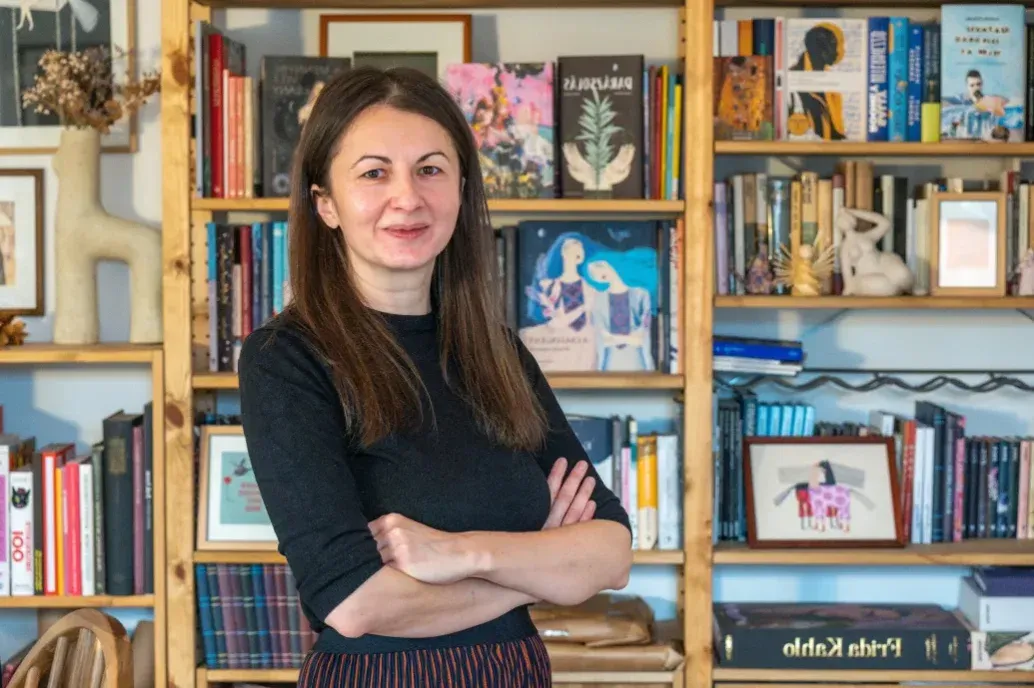 A székely balladák világából indult Kürti Andrea könyvillusztrátor, ma a női sorsok jelenéről beszél