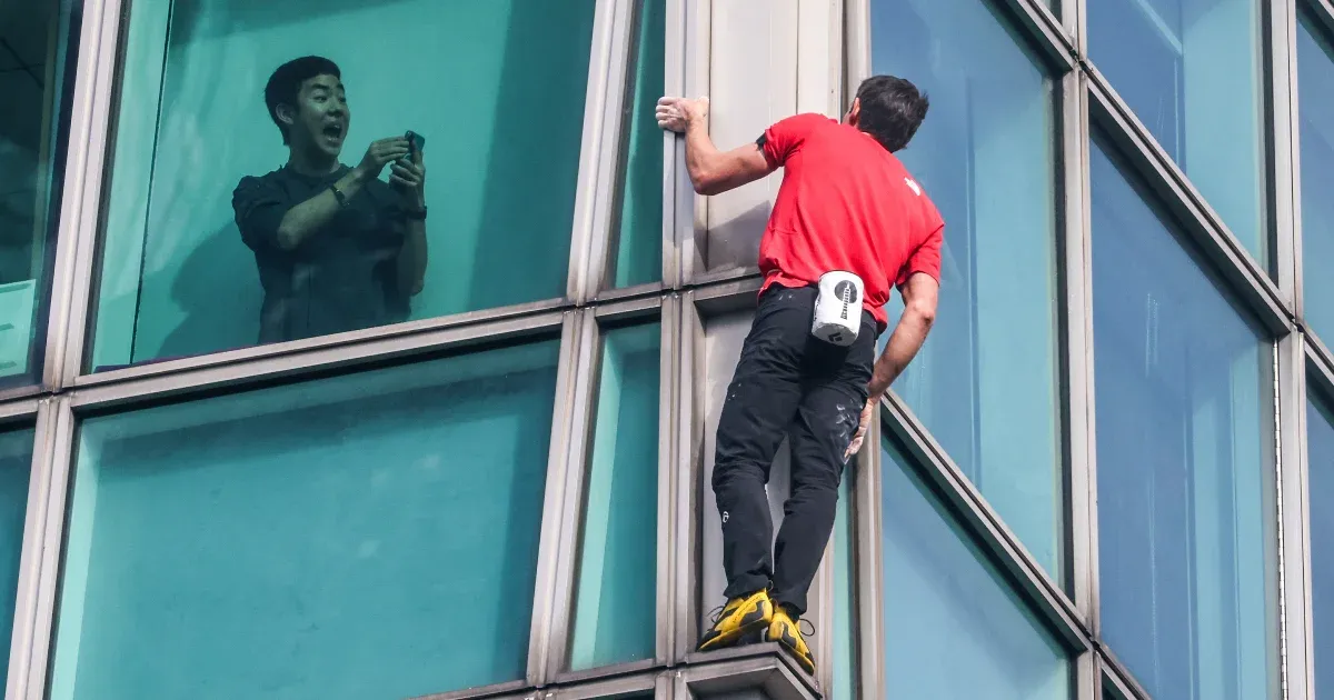 Egy hegymászó kötél és minden nélkül mászott meg egy 508 méteres felhőkarcolót