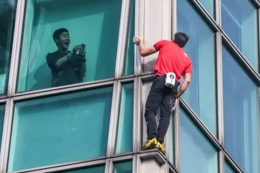 Sikerült a mutatvány, kötél és minden nélkül mászott meg egy 508 méteres felhőkarcolót a hegymászó