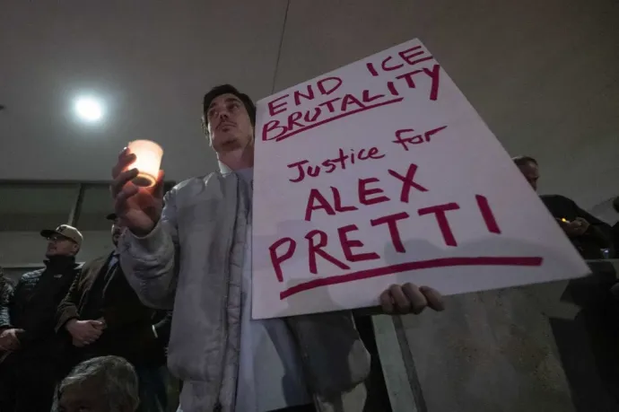 Az Egyesült Államok több városában tüntetnek a szövetségi ügynökök által megölt kórházi ápoló miatt