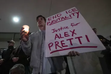 Az Egyesült Államok több városában tüntetnek a szövetségi ügynökök által megölt kórházi ápoló miatt