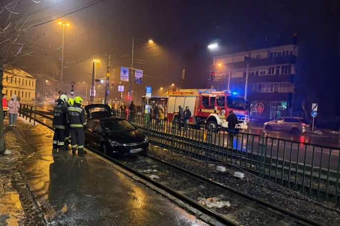 Villamossínekre hajtott egy autó a Szent János Kórháznál szombaton, megakadt miatta a villamosforgalom is