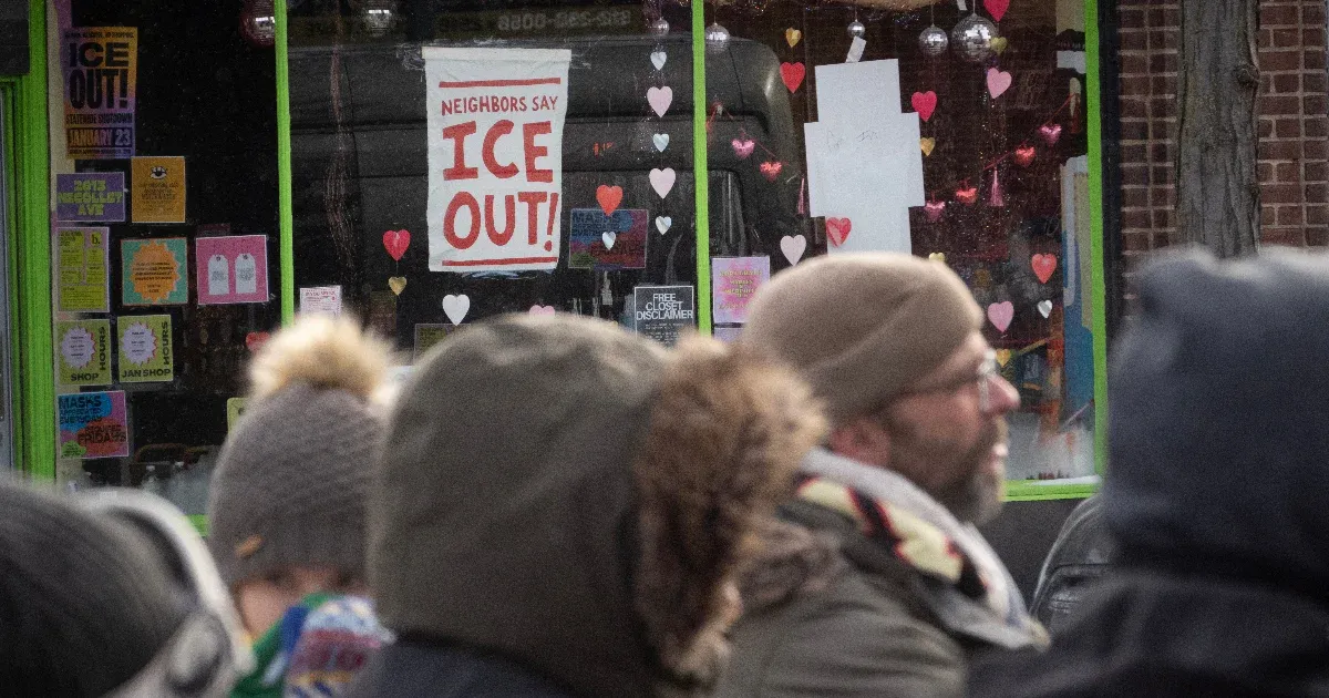 Eskü alatt vallotta két szemtanú, hogy nem volt fegyver az ICE ügynökei által lelőtt kórházi ápoló kezében