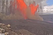 Kőesőt árasztva tört fel két, magasra felcsapó lávaszökőkút Hawaiin