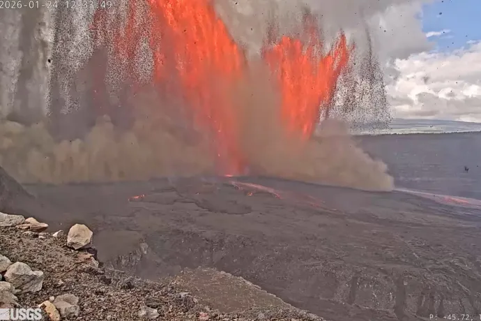 Kőesőt árasztva tört fel két, magasra felcsapó lávaszökőkút Hawaiin