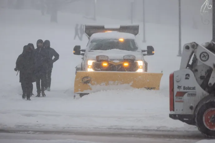 Takarítják az utakat Bostonban 2026. január 25-én. Járókelők szabadítanak ki a hóból egy elakadt autót New Yorkban január 25-én – Fotó: Scott Eisen / Getty Images / AFP és Andres Kudacki / Getty Images / AFP 