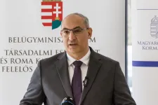 A roma kapcsolatokért felelős államtitkár szerint nem neki kellett megszólalnia Lázár intercitys mondataival kapcsolatban