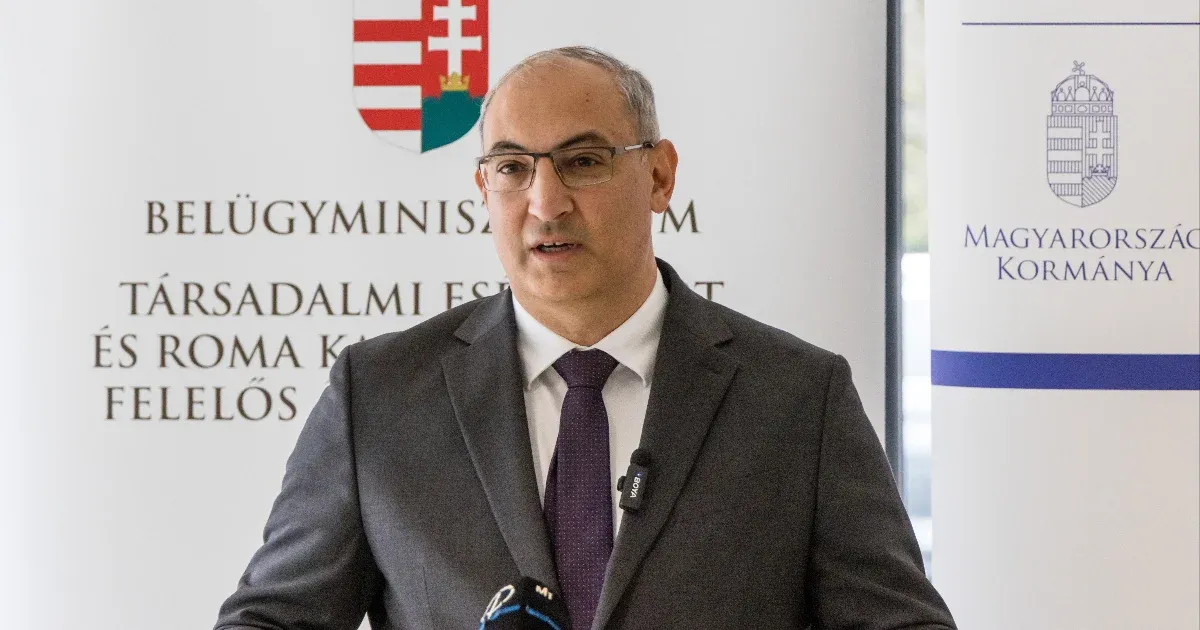 A roma kapcsolatokért felelős államtitkár szerint nem neki kellett megszólalnia Lázár intercitys mondataival kapcsolatban