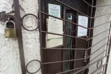 Vádat emeltek a győrsövényházi kisposta ügyfeleit megkárosító vezető ellen