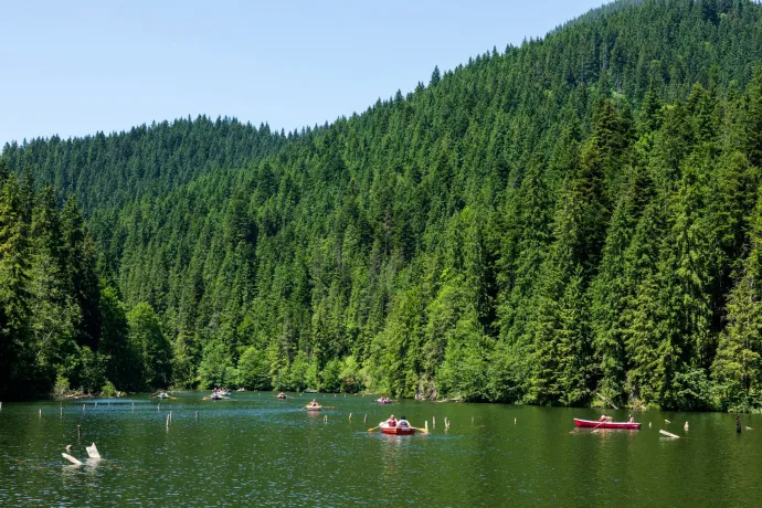 Hogyan került a budapesti V. kerületi önkormányzat döntési pozícióba a székelyföldi Gyilkos-tónál?