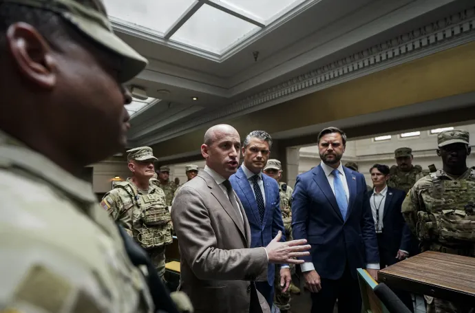 Stephen Miller, Pete Hegseth és J. D. Vance beszélgetnek a Nemzeti Gárda tagjaival 2025. augusztus 20-án, miután Trump elnök a gárdát Washingtonba vezényelte, hogy a főváros rendőrségét szövetségi ellenőrzés alá helyezze – Fotó: Al Drago / Getty Images / AFP