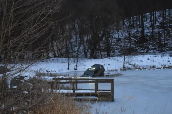 Autóval ment csúszkálni a jégre Váralján, beszakadt alatta
