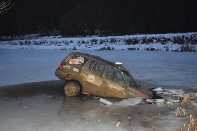 Autóval ment csúszkálni a jégre Váralján, beszakadt alatta