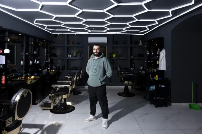 Mehmet mellett egy török és egy magyar fodrász dolgozik a szalonjukban – Fotó: Hevesi-Szabó Lujza / Telex