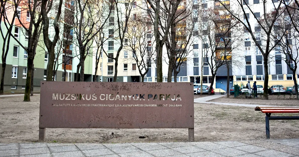 Az MKKP aktivistái WC-keféket raktak a Muzsikus Cigányok parkja oszlopaira, Pikó szerint felelőtlenség volt