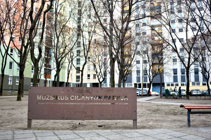 Az MKKP aktivistái WC-keféket raktak a Muzsikus Cigányok parkja oszlopaira, Pikó szerint felelőtlenség volt