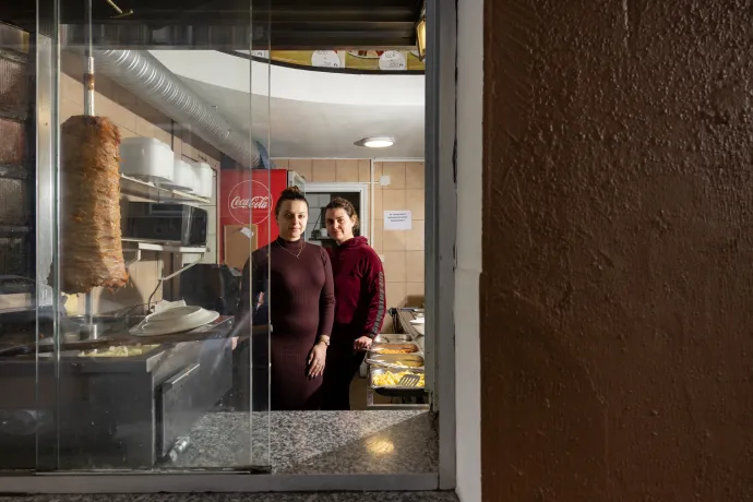 Liliána és keresztanyja, Karina, a kárpátaljai halal gíroszosban – Fotó: Hevesi-Szabó Lujza / Telex