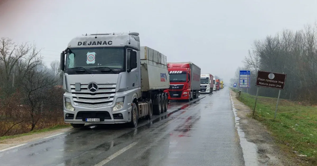 Demonstrálnak a nyugat-balkáni fuvarozók, blokád alatt a röszkei és a tompai teherforgalmi átkelő is
