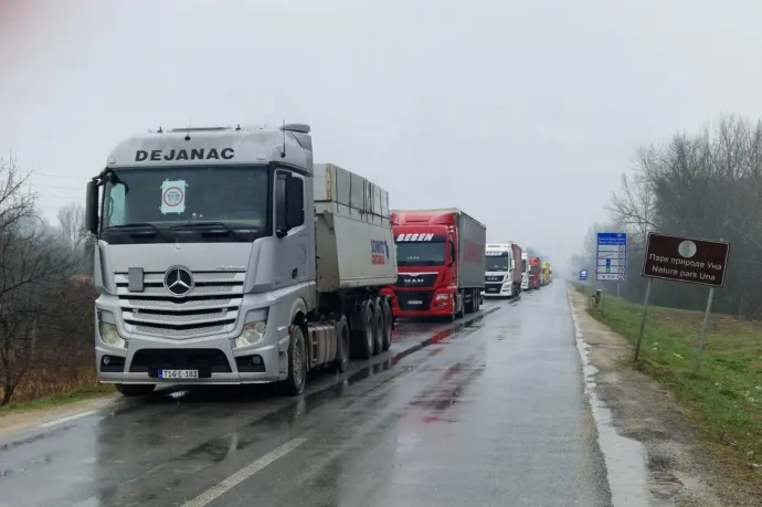 Demonstrálnak a nyugat-balkáni fuvarozók, blokád alatt a röszkei és a tompai teherforgalmi átkelő is