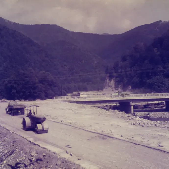 Gátépítés a Lotru folyó völgyében – Fotó: Minerva Fotóarchívum