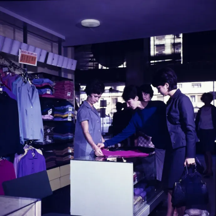 Vásárlók egy ruhaboltban. A reklámfotó a Dolgozó Nő folyóirat számára készült – Fotó: Minerva Fotóarchívum