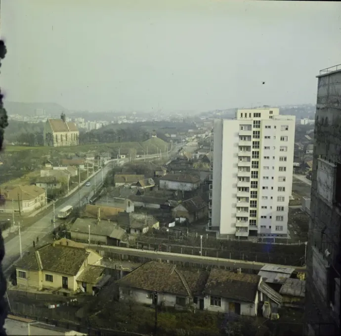 Épül a kolozsvári Monostor lakónegyed, a régi házak között feltűnnek a blokkok – Fotó: Minerva Fotóarchívum