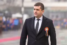 Magyarázkodott a védelmi miniszter, miután nem határolódott el egyértelműen Ceaușescutól egy interjúban