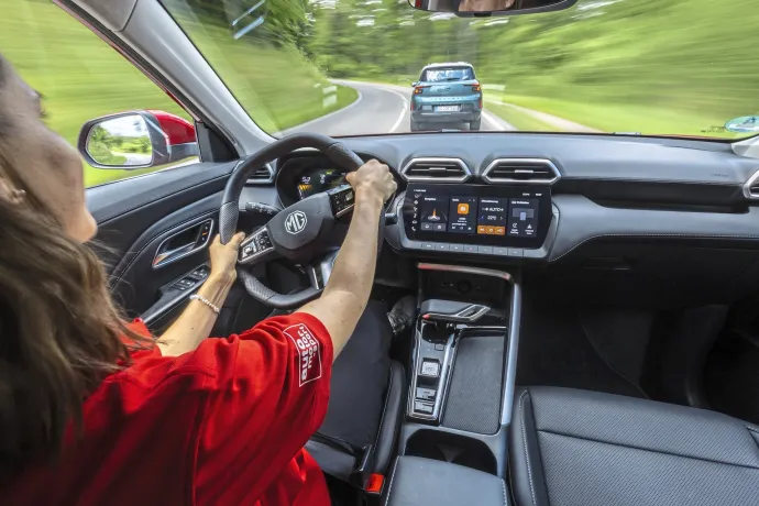 Szögletes kormánykerék, mint régen egyes MG-kben – Fotó: Hans-Dieter Seufert / autóMAGAZIN