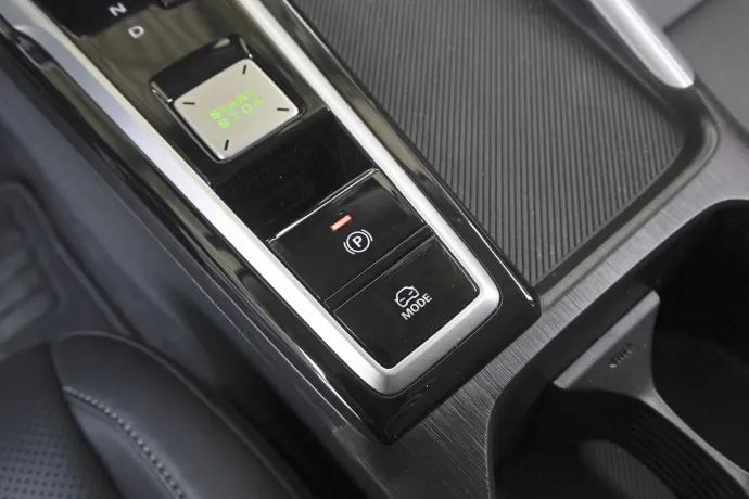 Eco, Normal és Sport mód, de kicsi a különbség közöttük, a digitális műszerfalon pedig a sebesség és az üzemanyagszint helyett inkább mellékes dolgokat jelenít meg – Fotó: Hans-Dieter Seufert / autóMAGAZIN