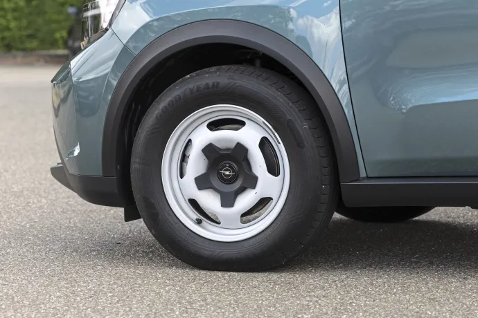 Az acélkerekekkel szerényebbnek tűnik, de az Opelben is gombokkal szabályozható a klíma, vezeték nélkül csatlakozik a mobil, és indukciós töltő is van – Fotó: Hans-Dieter Seufert / autóMAGAZIN