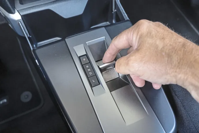 Az MG-hez hasonlóan az Opel váltója sem kapcsolható kézzel – Fotó: Hans-Dieter Seufert / autóMAGAZIN