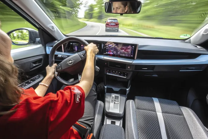 A műszerfal a Corsát idézi – Fotó: Hans-Dieter Seufert / autóMAGAZIN