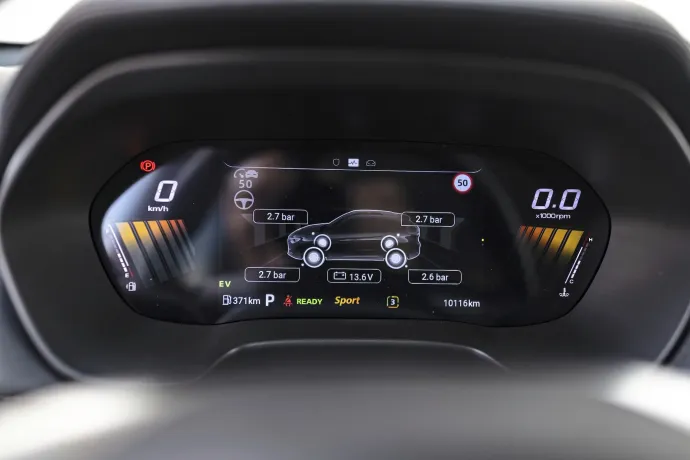 Eco, Normal és Sport mód, de kicsi a különbség közöttük, a digitális műszerfalon pedig a sebesség és az üzemanyagszint helyett inkább mellékes dolgokat jelenít meg – Fotó: Hans-Dieter Seufert / autóMAGAZIN