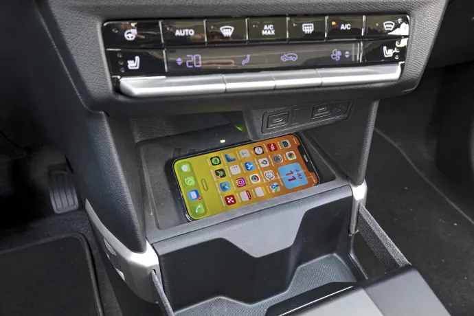 Az acélkerekekkel szerényebbnek tűnik, de az Opelben is gombokkal szabályozható a klíma, vezeték nélkül csatlakozik a mobil, és indukciós töltő is van – Fotó: Hans-Dieter Seufert / autóMAGAZIN