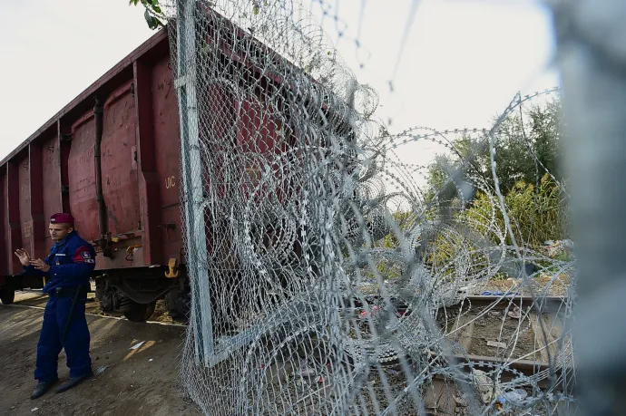A tehervonatok eltűnnek a kertek alól, de még mindig nincs kész az elátkozott vasútvonal