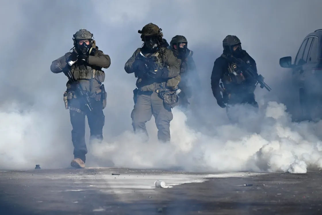 Egy lefegyverzett, leszorított férfi hátba lövését már nem sikerült elhazudnia Trump idegenrendészetének