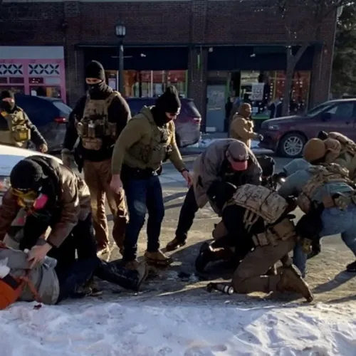 Egy lefegyverzett, leszorított férfi hátba lövését már nem sikerült elhazudnia Trump idegenrendészetének Kép