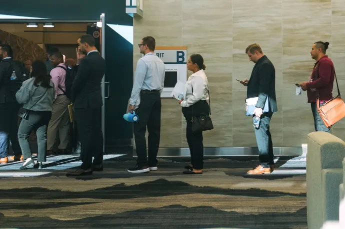 Emberek állnak sorba egy toborzópultnál az ICE toborzási eseményén a Utah Valley Convention Centerben Provóban, Utah államban, 2025. szeptember 15-én – Fotó: George Frey / AFP