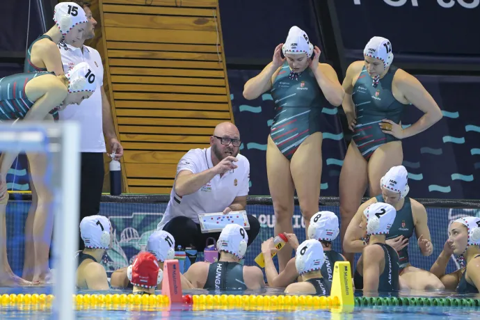 Cseh Sándor, a magyar válogatott szövetségi kapitánya magyaráz a funchali női vízilabda Európa-bajnokságon 2026. január 26-án – Fotó: Szigetváry Zsolt / MTI