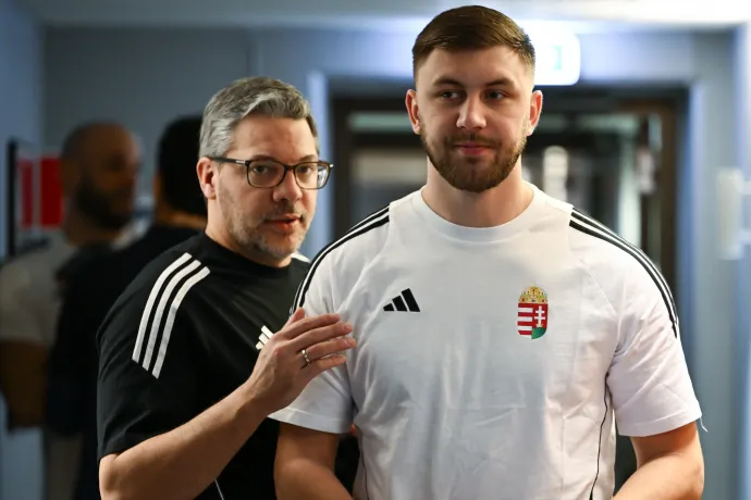 Ilics Zoránnak a kapitány, Chema Rodriguez ad tanácsokat – Fotó: Hegedüs Róbert / MTI